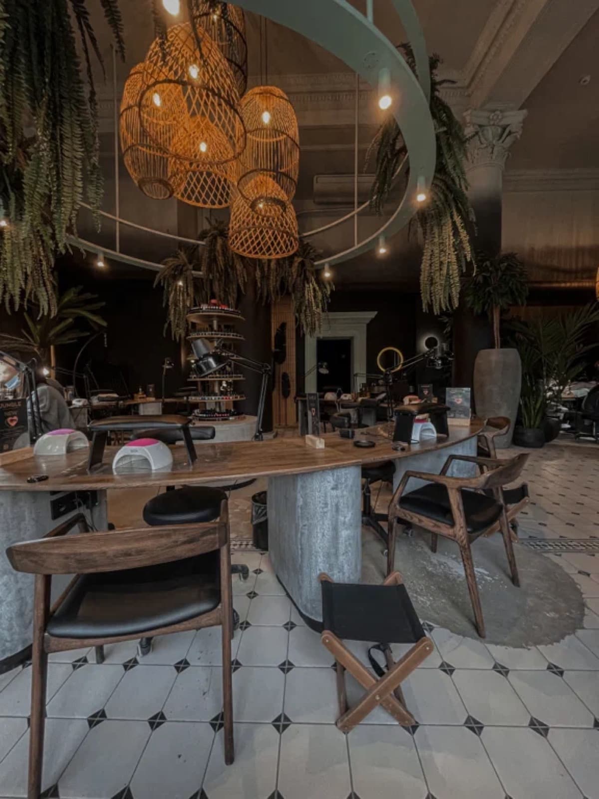 Интерьер салона Tulum Beauty Place — живые растения и атмосфера Бали